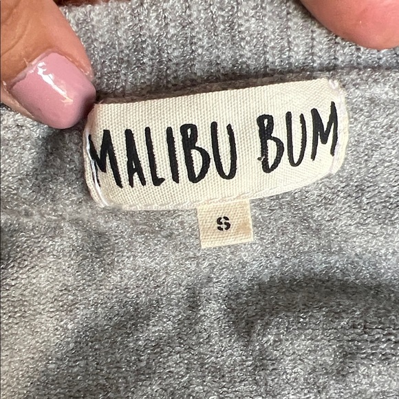 Elegant Gray V-Neck Sweater - Picture 4 of 5